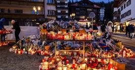 Родителите на жртвите од Кран-Монтана пред зградата на обвинителството се соочија со брачната двојка Морети