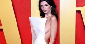 Видео: Нова провокација од сексапилната Емили Ратајковски 