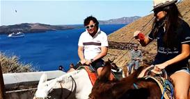 Туристите потешки од 100 килограми веќе нема да смее да јаваат магариња на Санторини