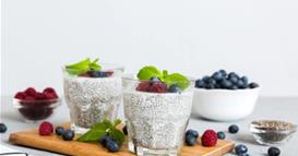 Чиа пудинг со мед и овошје