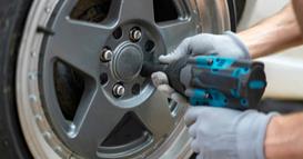 Зошто некои автомобили имаат четири завртки на тркалото, додека други имаат пет или повеќе?