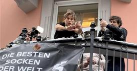 Видео: Инфлуенсер фрли 10.000 евра од балкон на улица во Виена