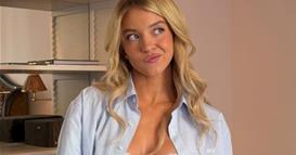 Сидни Свини позира само во чипкаст градник (ВИДЕО)