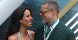 Фото: Бред Пит отпатува на грчки остров со својата девојка