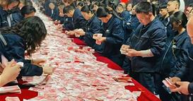 Најдобриот директор направи спектакл за работниците: Донесе 22 милиони евра на маса и им рече да си однесат дома колку што можат