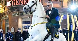 Андреа Бочели пристигна на коњ на фестивалот Сан Ремо (ВИДЕО)