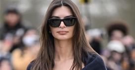 Емили Ратајковски се појави речиси гола на модна ревија во Париз (ФОТО)