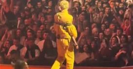 Инцидент на концертот на Машин Ган Кели: Жена пропадна низ отвор на сцената (ВИДЕО)