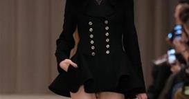 Трансродната ќерка на Елон Маск се појави на ревијата на Александар Мек Квин во Париз