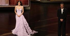 Фото: Таа го освои Оскарот, но „фустанот“ ремек дело правен 750 часа  ја украде целата слава!