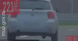 Видео: Возела „BMW“ со 220 км/ч на пат каде што е дозволено 80!