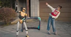 Робот имитира човечки движења- станува двојник со девојче (ВИДЕО)