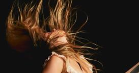 Сидни Свини ја престави новата колекција на „жешка“ долна облека (ФОТО)