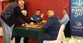 ШК Алкалоид славеше со играчите, пехарите за Николовски и Георгиев