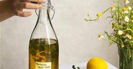  Заборавете на јаболковиот оцет, сега луѓето пијат маслиново масло со лимон: Стручните лица објаснуваат каков ефект има оваа комбинација