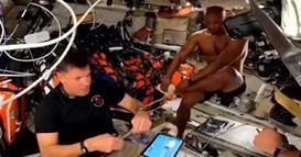 Вселенско туширање: Астронаут стана сензација, откако ги покажа мускулите во бањата на „Артемис“ (ВИДЕО)