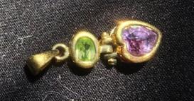 Жена го пронашла изгубениот златен приврзок по 10 години