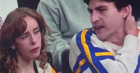 Хит снимка од НБА натпревар: Момче зборува без прекин, на девојката ѝ се лоши (ВИДЕО)