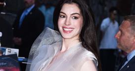 Ен Хатавеј во фустан од проѕирни ленти се појави на премиерата  на нејзиниот филм (ВИДЕО)