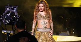 Шакира на удар на критики- камерманот падна пред неа, сите во шок што направи пејачката (ВИДЕО)