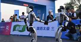 Роботи заедно со луѓе трчаа низ улиците на Пекинг- „Молња“ собори рекорд во полумаратон (ВИДЕО)