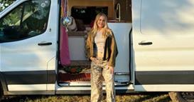 Девојка решила да живее во комбе: Секој месец заштедувам по 1.600 евра (ФОТО)