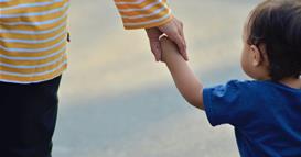 Секое дете заслужува повеќе од едно срце кое може да го нарече дом: Тетките и чичковците се многу значајни за развојот на детето, покажува истражување