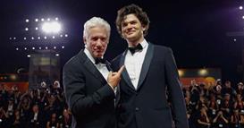 Синот на Ричард Гир и на славната Бонд девојка глуми во популарна серија