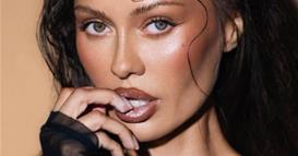 Фото: Руска инфлуенсерка во костим за капење со принт на Путин!