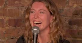 Комичарка флертува со гледач од публиката- снимката има над 15 милиони прегледи (ВИДЕО)