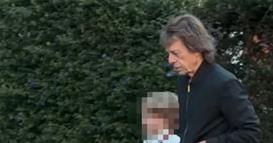 Легендарниот Мик Џегер е снимен на прошетка низ Лондон со најмладиот син (ВИДЕО)