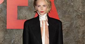 Шарлиз Терон не носи ништо под раскопчаното палто (ВИДЕО)