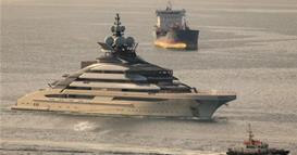 Јахтата на најбогатиот Русина помина низ Ормутскиот теснец 