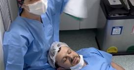 Бразилец се онесвести додека ѝ правеа царски рез на сопругата, снимката го обиколи светот: Издржи јунаку! (ВИДЕО)