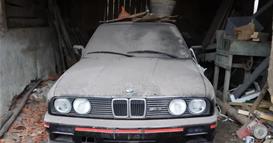 Ја отворил шталата, па под прашината се појавило богатство- ретко БМВ вредно стотици илјади евра (ВИДЕО)