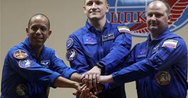 Американско- рускиот екипаж се врати на Земјата по поминати 8 месеци во вселената (ВИДЕО)