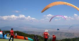  Крушево е европски центар на параглајдингот: 130 пилоти од 38 земји летаат за европска титула