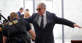 Милијардер одби да сведочи против Епштајн- му поднесе тужба на одборот 