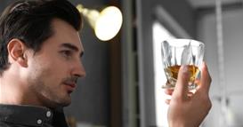  Осаменоста го менува мозокот и ја зголемува желбата за алкохол? Научници открија изненадувачки механизам