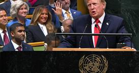 Видео: Трамп го прекина говорот поради Меланија – погледнете ја нејзината реакција! 