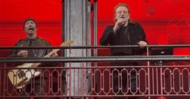 U2 ги изненади граѓаните на Даблин со ненајавен концерт на улица (ВИДЕО)