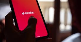 „Измамникoт од Tinder“ лансира апликација – се бара од „Apple“ и „Google“ да ја блокираат