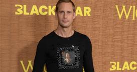 Александер Скарсгард на филмска премиера се појави во килт и со маица со ликот на колешката (ФОТО)