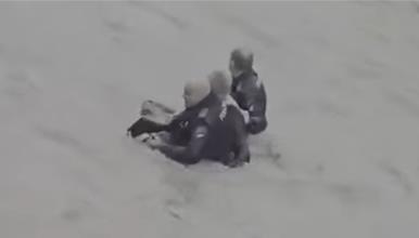 Драма во Тузла: Полицајци скокнаа во река во потера по криминалец- двајца исчезнаа (ВИДЕО)
