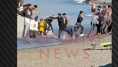 Туристи во паника бегаат од плажа во Грција – со вресоци излегуваат од морето (ВИДЕО)