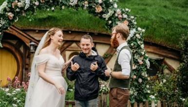 Видео: Сите беа изненадени, Елајџа Вуд „упадна“ на свадба инспирирана од „Господар на прстените“