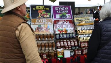 Саем на домашни земјоделски производи во Градскиот парк во Скопје