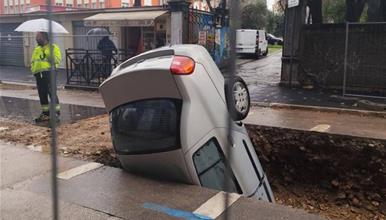 Цел автомобил пропадна во дупка на улица во Риека (ВИДЕО)