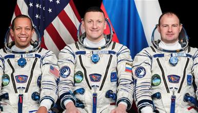 „Сојуз“ со двајца Руси и еден Американец пристигна во вселенската станица- се расипа лансирната рампа во Бајконур (ВИДЕО)