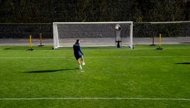 Видео: Роналдо против несовладаниот голман-робот